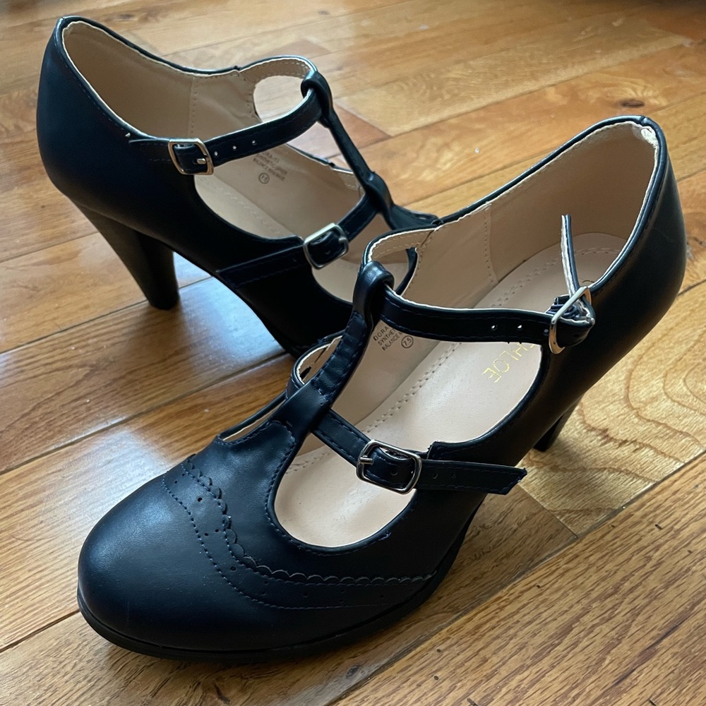 7.5 Chase + Chloe Vintage Style Double Strap Heels with Rounded Closed Toe Navy